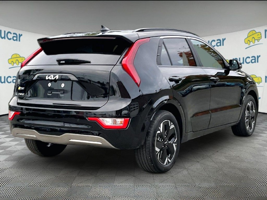 Used 2025 Black Kia Wind image 6