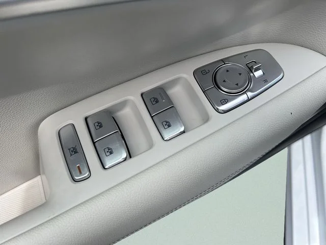 Used 2025 White Genesis 2.5T image 19