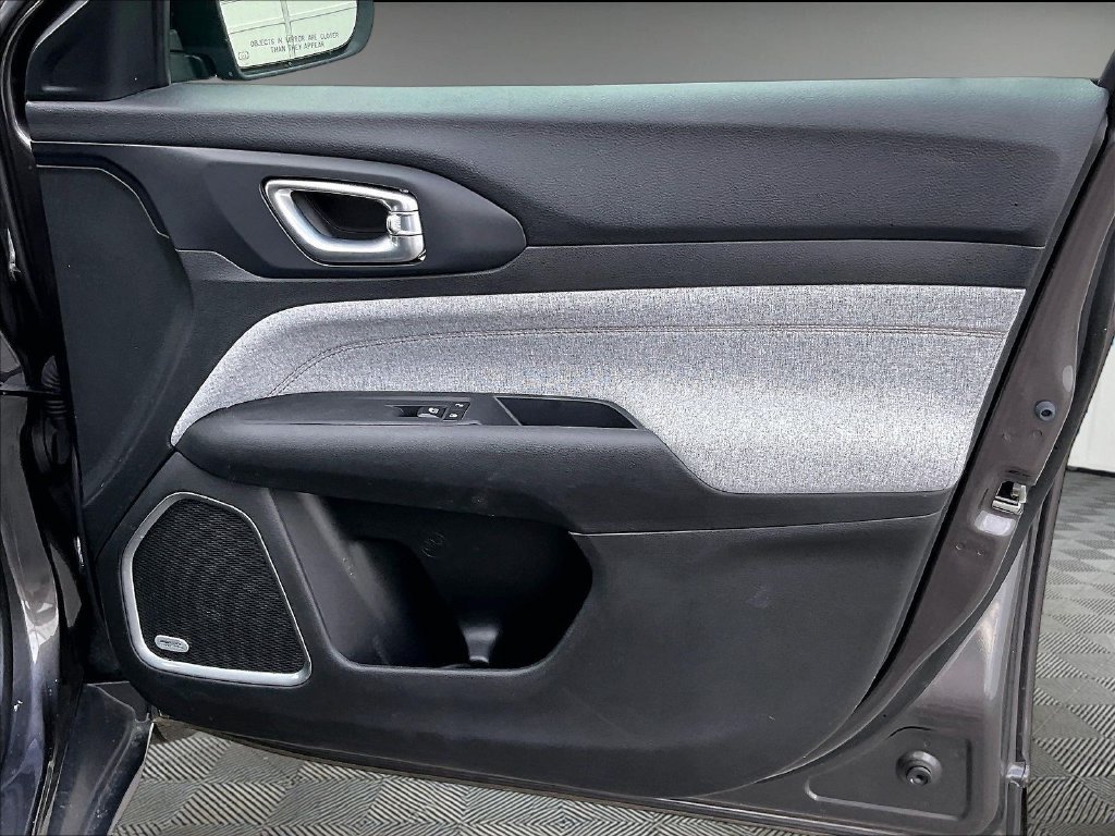 Used 2023 Granite Crystal Metallic Clearcoat Jeep Latitude Lux image 12