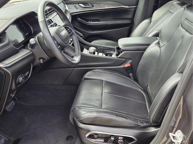 Used 2022 Gray Metallic JEEP OVERLAND 4X2 image 10