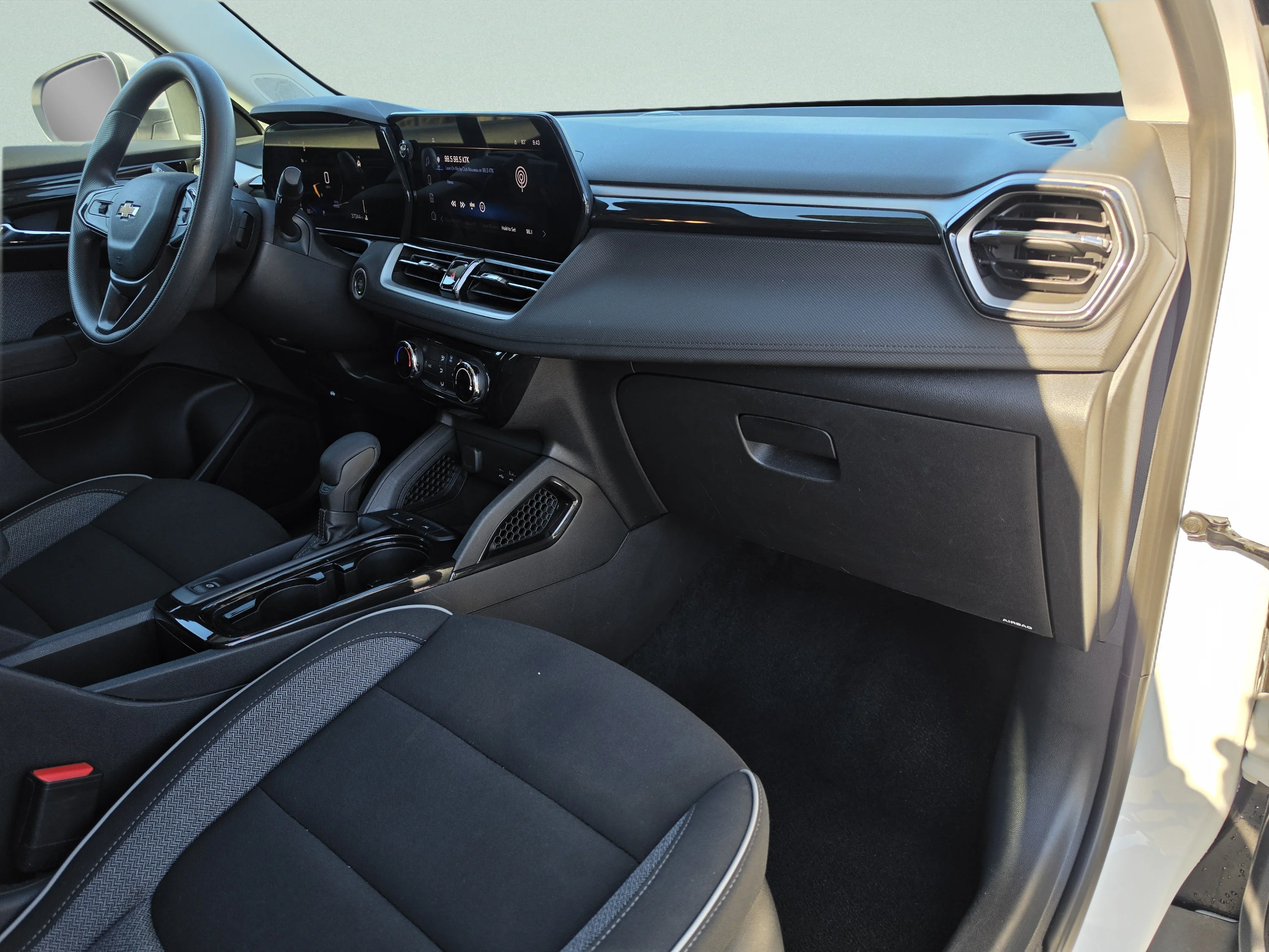 Used 2025 Summit White Chevrolet LT image 17