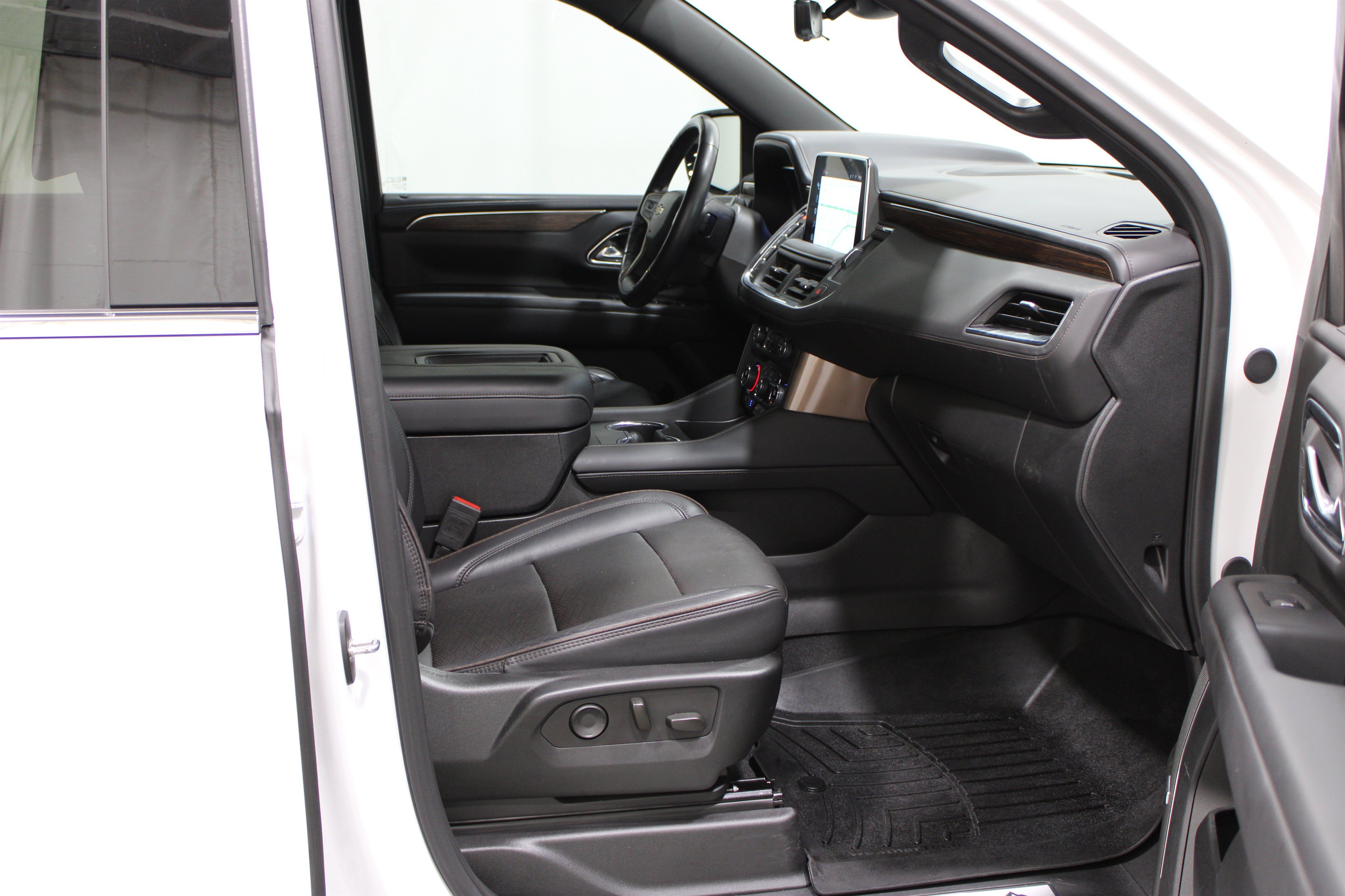 Used 2024 Iridescent Pearl Tricoat Chevrolet High Country image 38