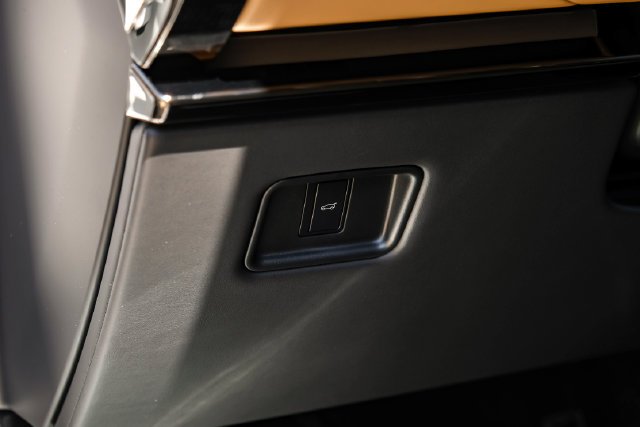 New 2027 Fuji White Land Rover Dynamic SE image 37