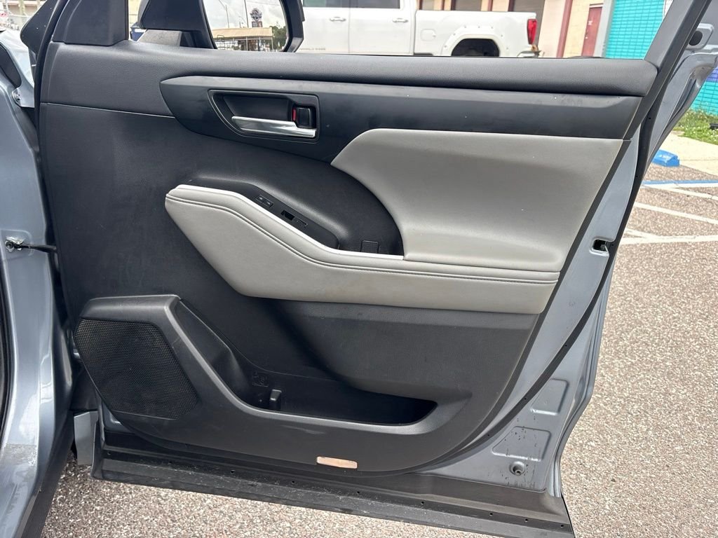 Used 2021  Toyota XLE image 16