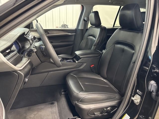 Used 2023 Diamond Black Crystal Pearlcoat Jeep Limited image 13