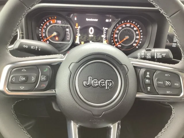 New 2026 Crystal Metallic Jeep 4-DOOR SAHARA image 13