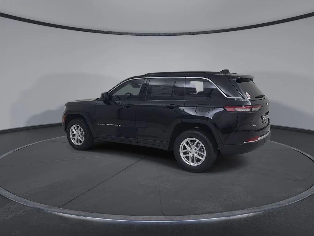 New 2026 Diamond Black Crystal Pearl-Coat Exterior Paint Jeep Laredo X image 10
