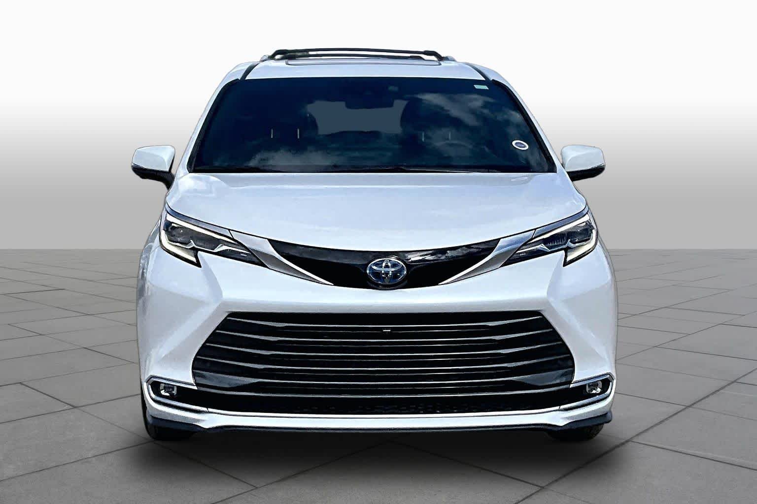 Used 2025 Wind Chill Pearl Toyota Platinum image 3