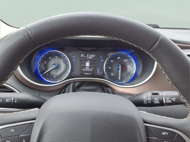 Used 2023  Chrysler LX image 10