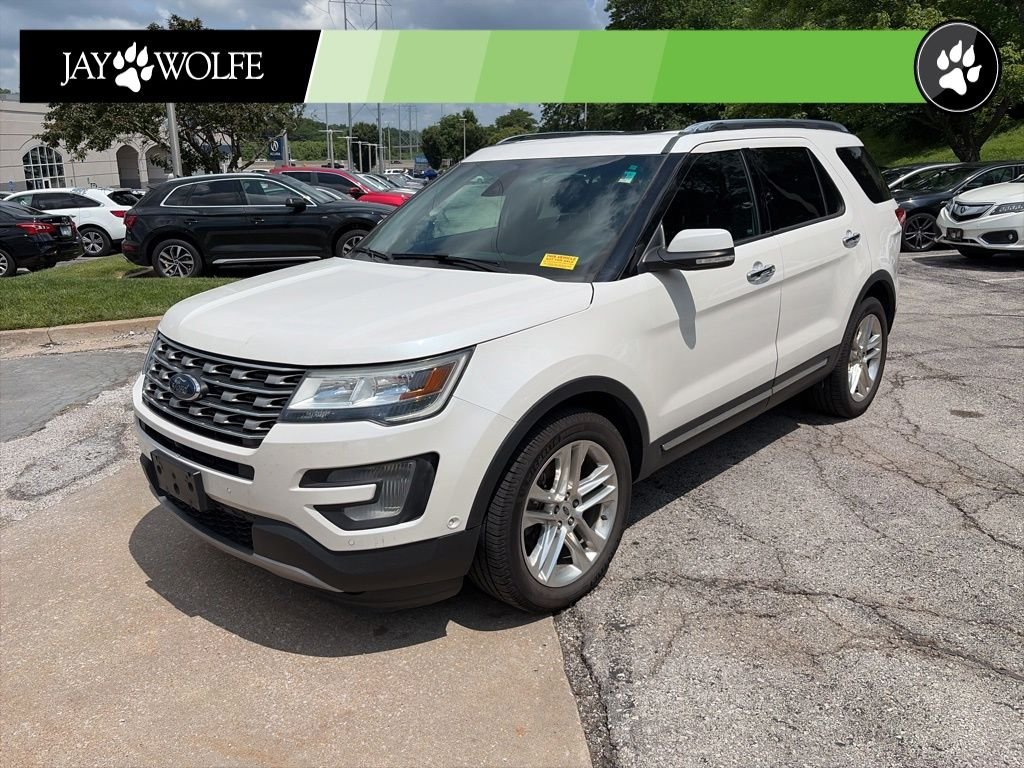 Used 2016 White Ford Limited image 1