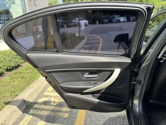 Used 2018 Mineral Gray Metallic BMW 320i xDrive image 18
