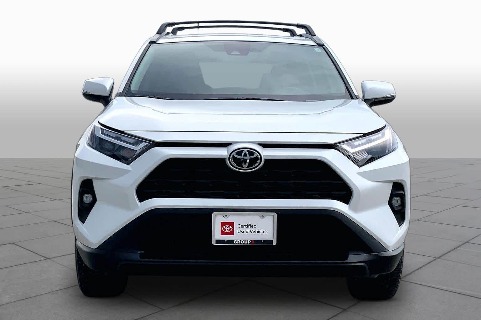 Used 2025 Wind Chill Pearl Toyota XLE Premium image 4