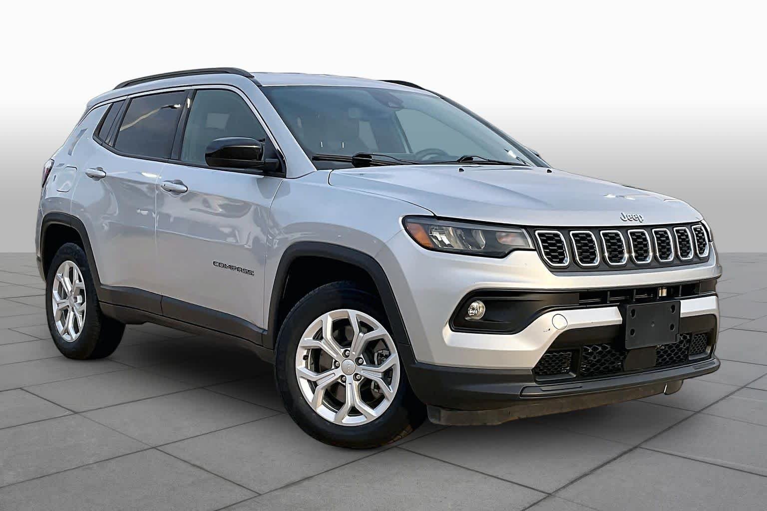 Used 2024 Silver Zynith Metallic Clearcoat Jeep Latitude image 3