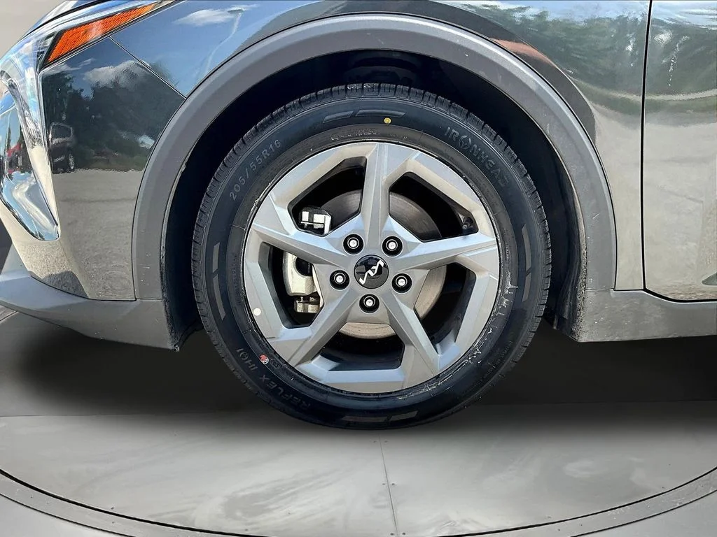 2025 Kia K4 LXS - Photo 34