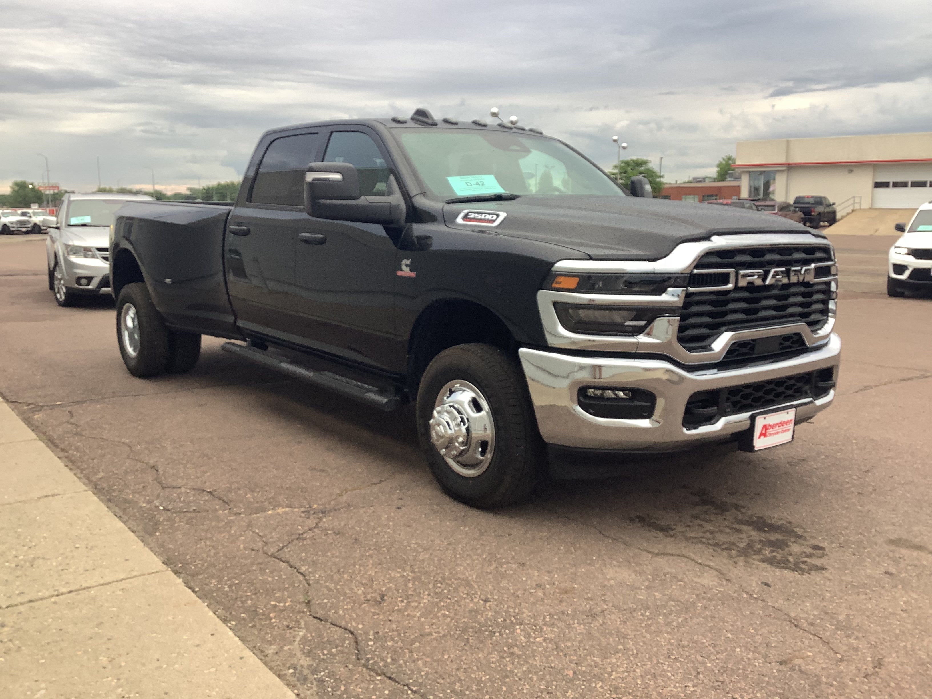 New 2026 Diamond Black Crystal Pearl-Coat Exterior Paint RAM Tradesman image 4