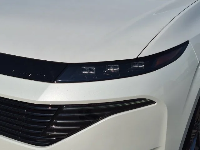 Used 2025 White Nissan SL image 9