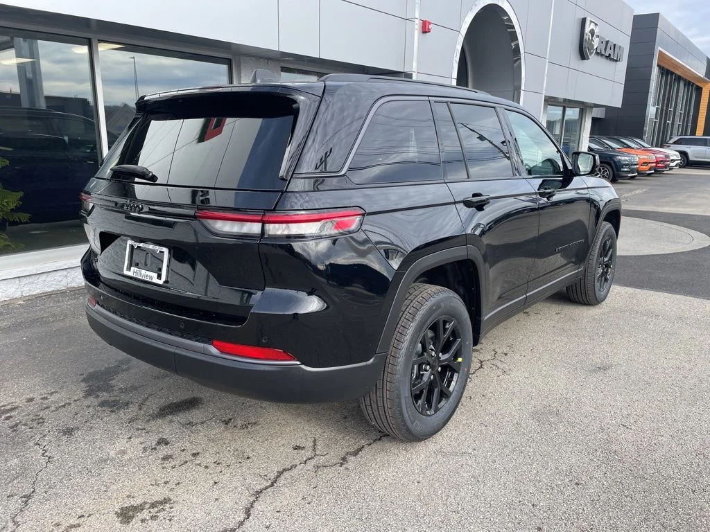 New 2026 Diamond Black Crystal Pearl-Coat Exterior Paint Jeep Altitude image 8