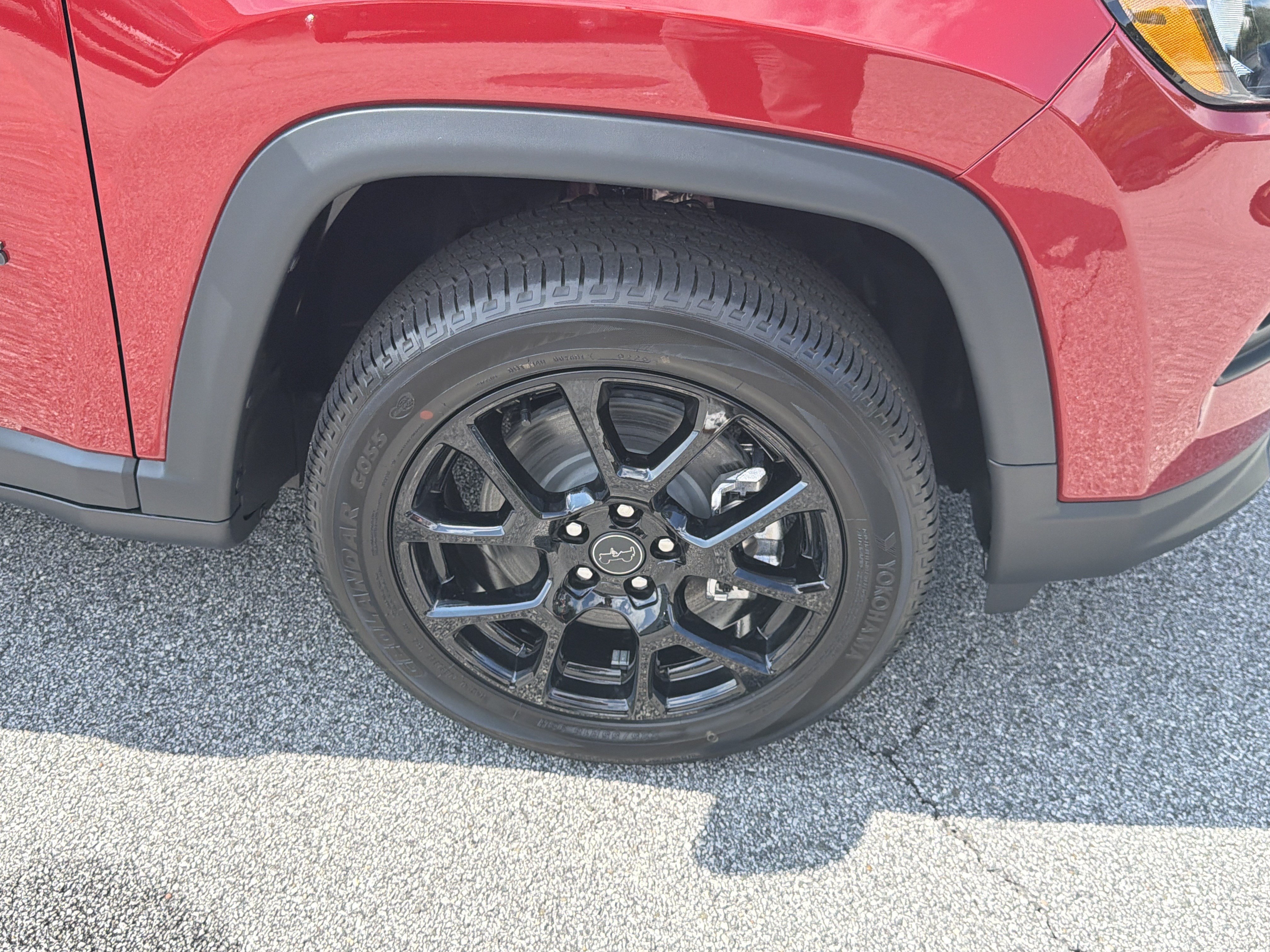 New 2026 Red Hot Pearl-Coat Exterior Paint Jeep Latitude image 16