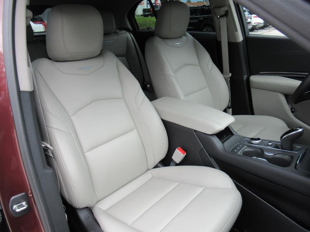 Used 2023  Cadillac Luxury image 9