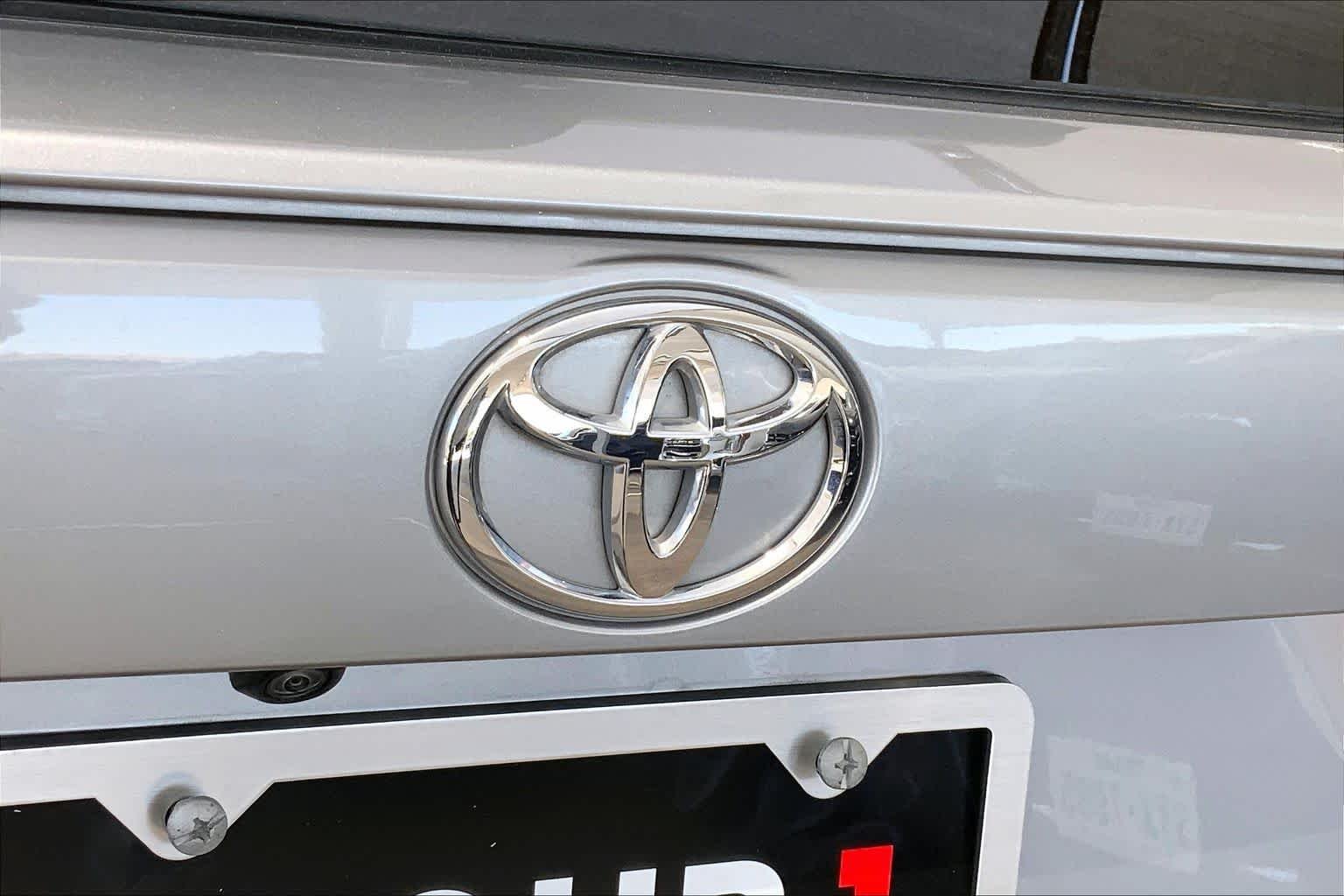 Used 2024 Silver Sky Metallic Toyota XLE Premium image 31
