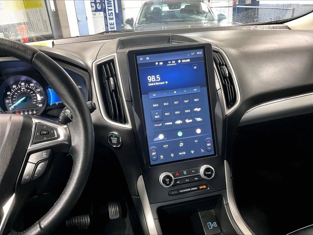Used 2022 Black Ford SEL image 18