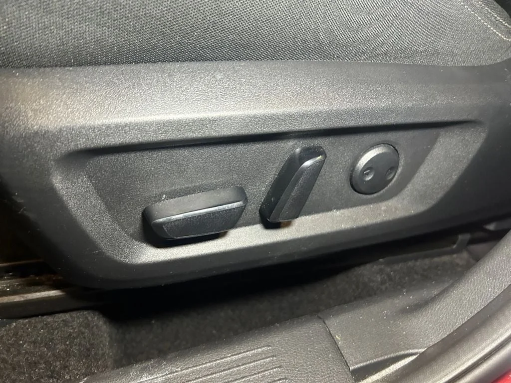 Used 2025 Scarlet Nissan SV image 22