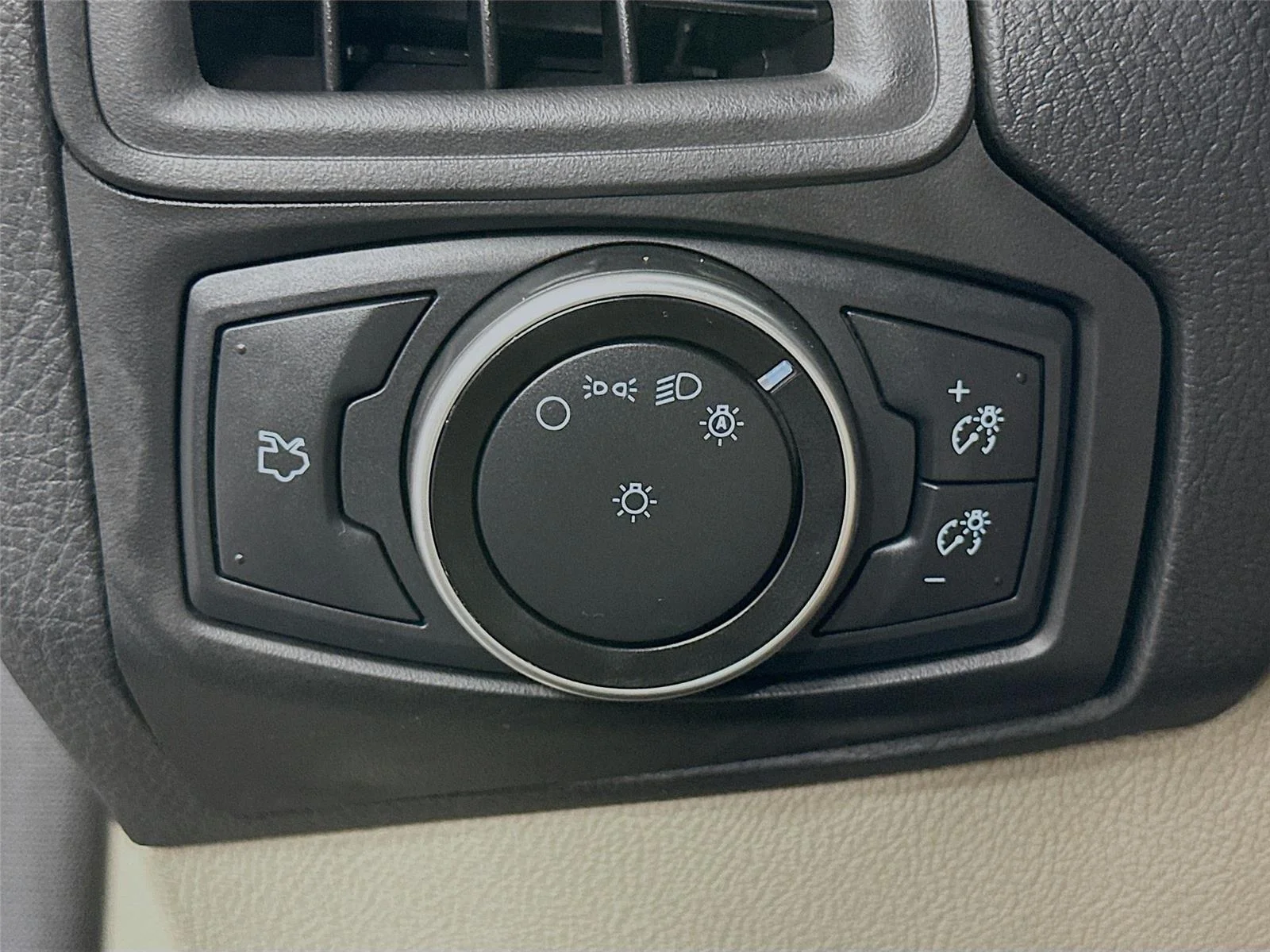 Used 2017  Ford SE image 14