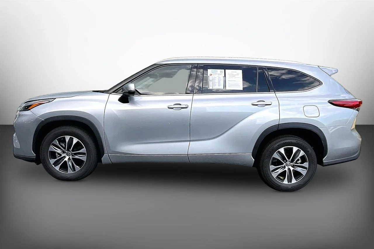 Used 2021 Silver Toyota XLE image 5
