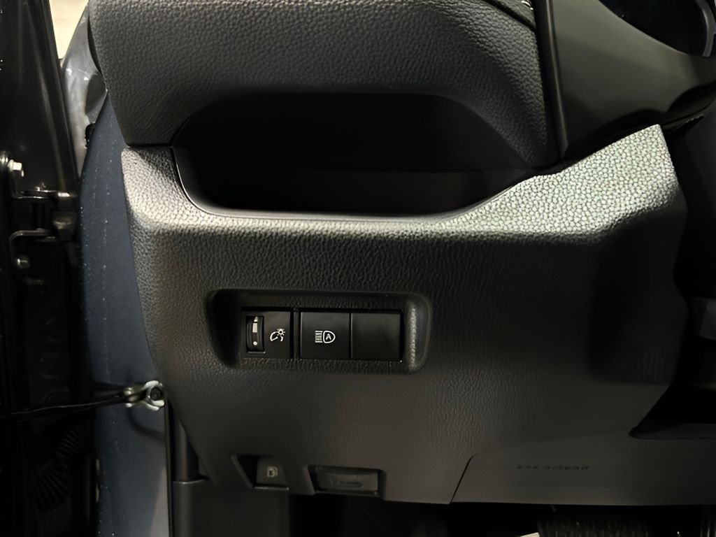 2022 Toyota RAV4 XLE - Photo 9