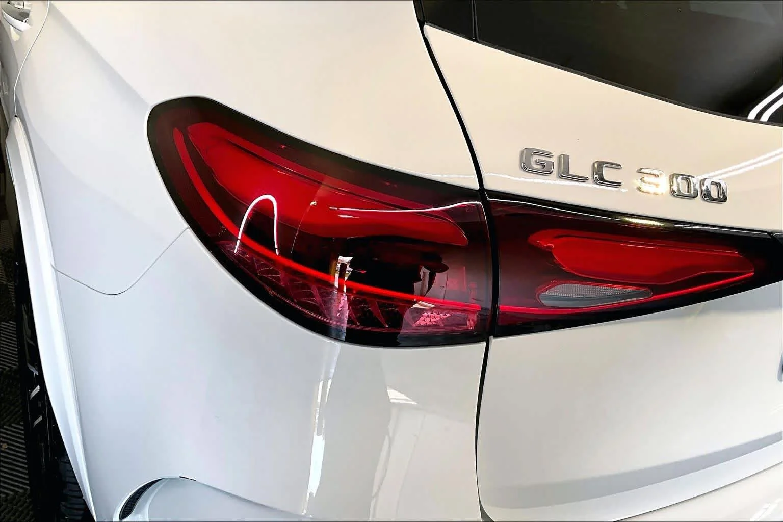Certified Used 2025 Polar White Mercedes-Benz GLC 300 image 28