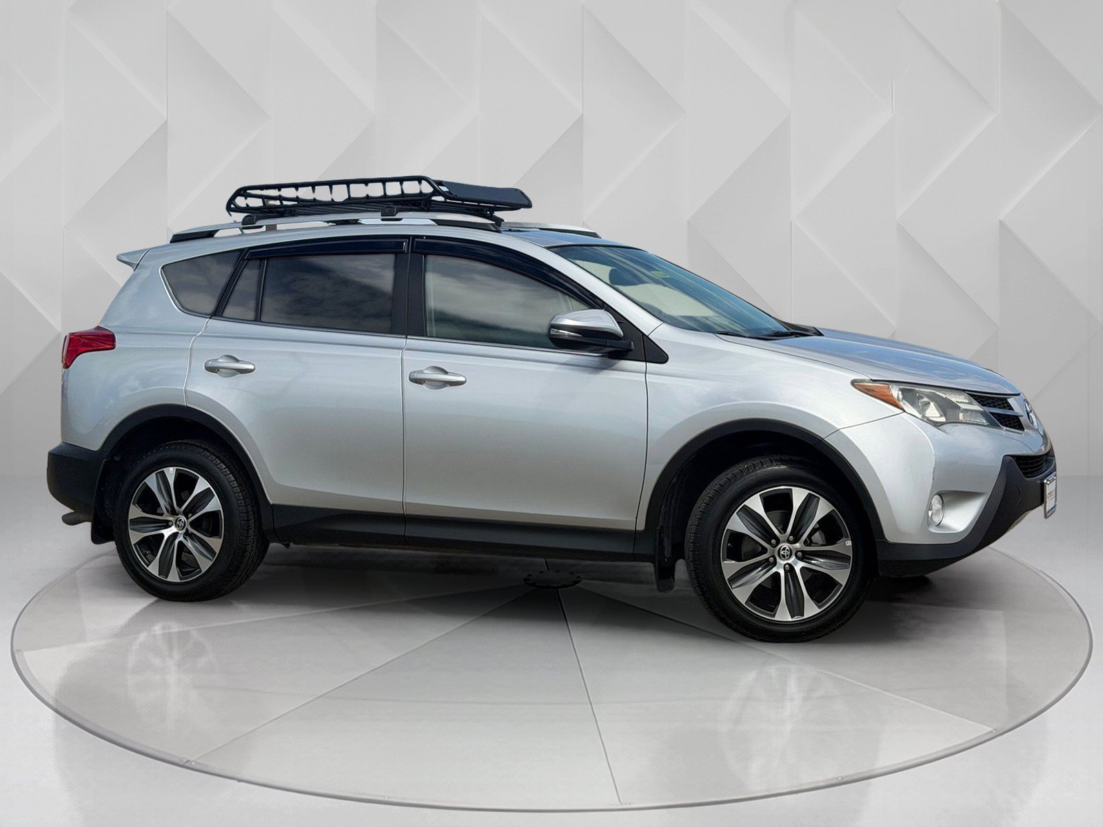 Used 2015 Classic Silver Metallic Toyota Limited image 7