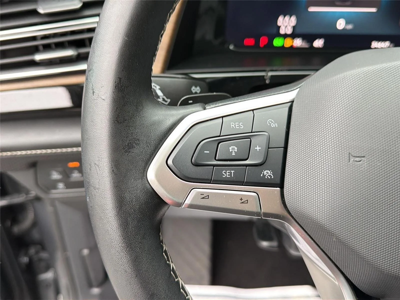 2025 Volkswagen Atlas SE w/Tech - Photo 14