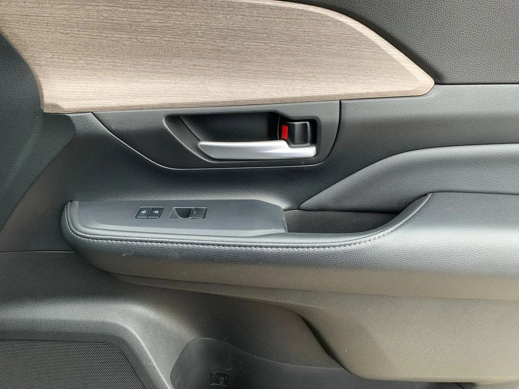 Used 2024  Toyota Platinum image 22