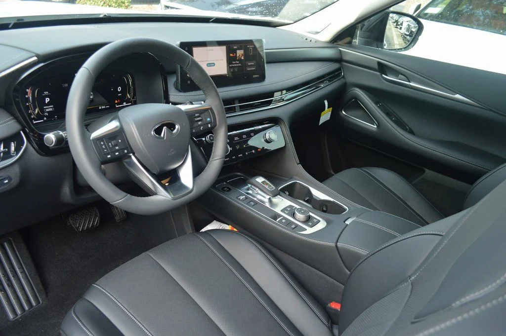 Certified Used 2026 White INFINITI LUXE image 4