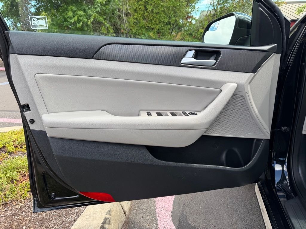 Used 2015 Black Hyundai Sport image 11