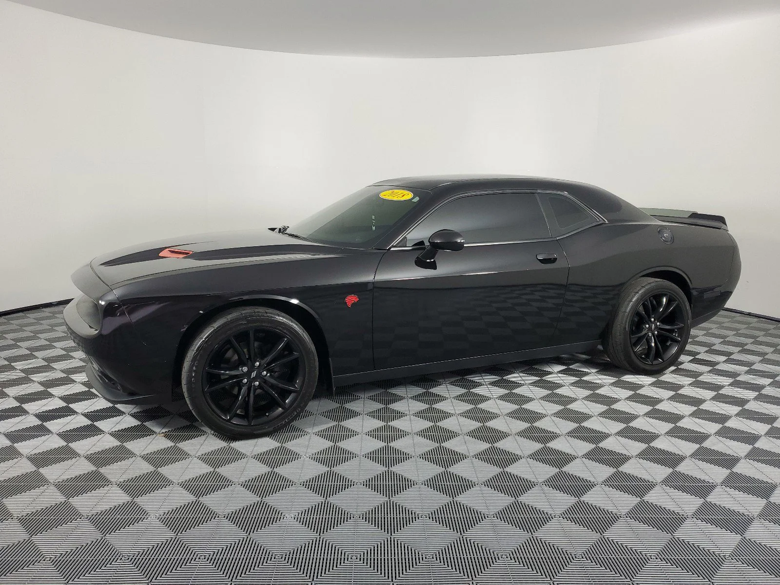 Used 2018 Pitch Black Clearcoat Dodge SXT image 3