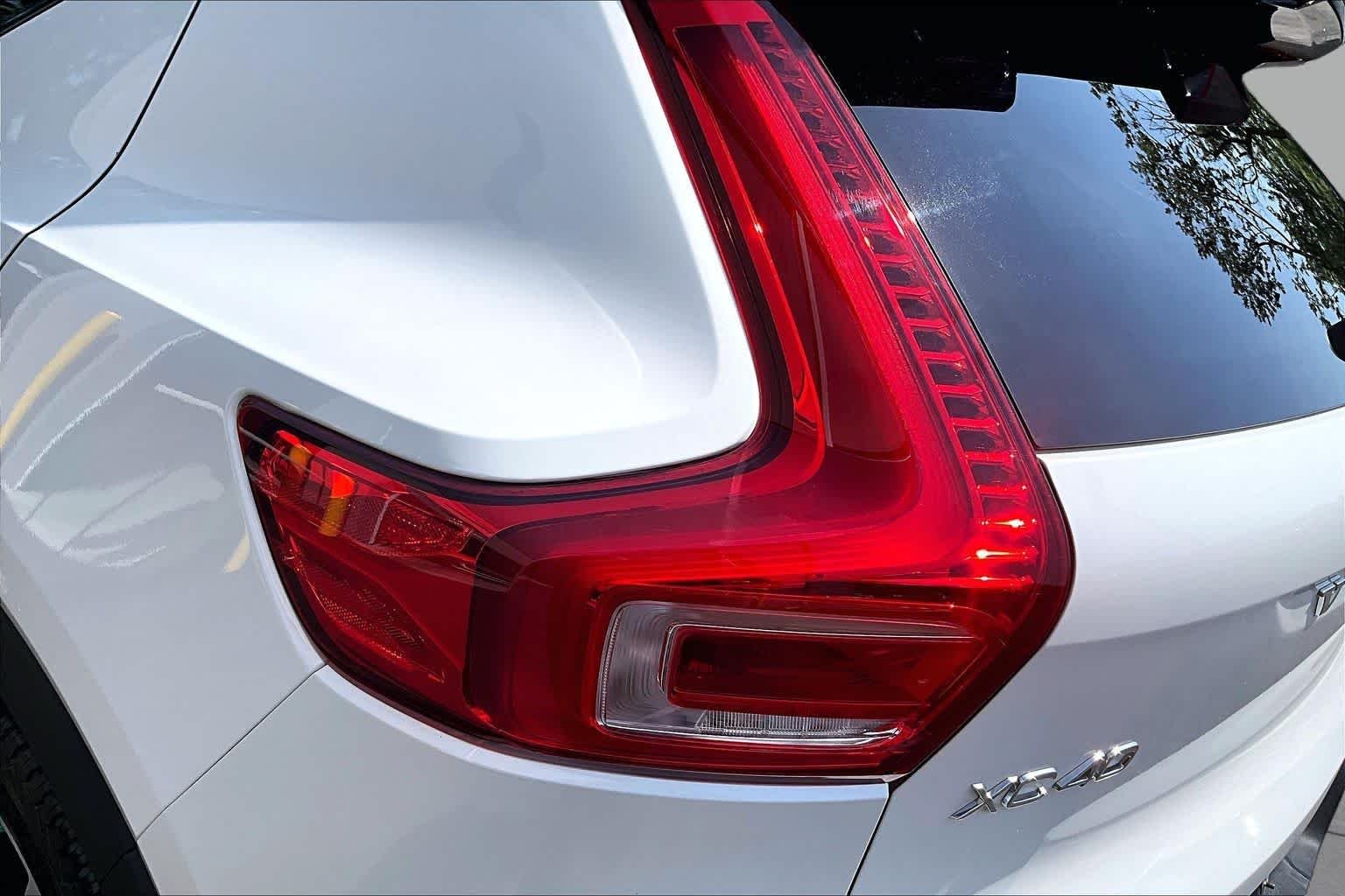 Used 2022 Crystal White Metallic Volvo R-Design image 28