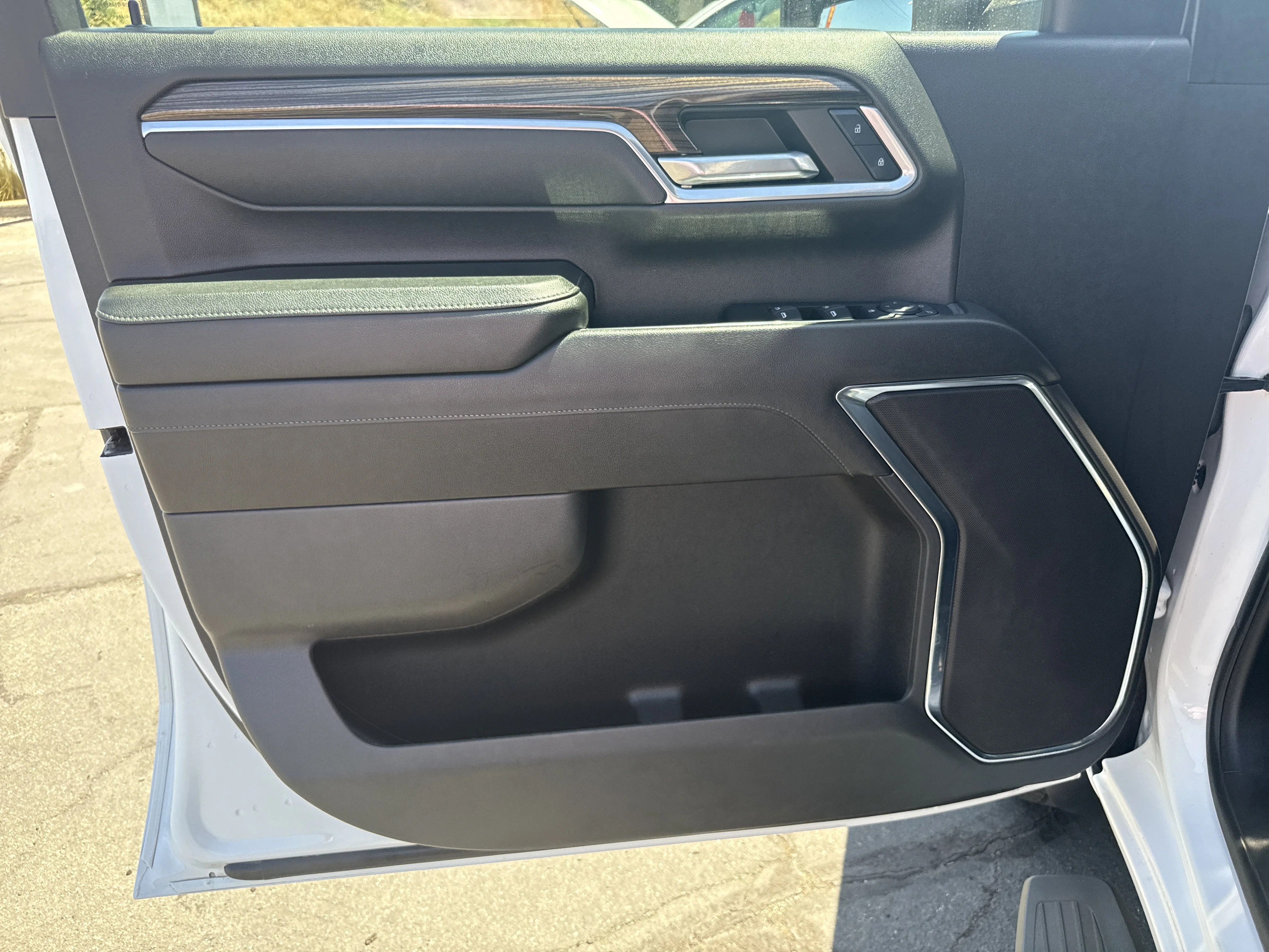 Used 2024 Summit White Chevrolet LT image 11