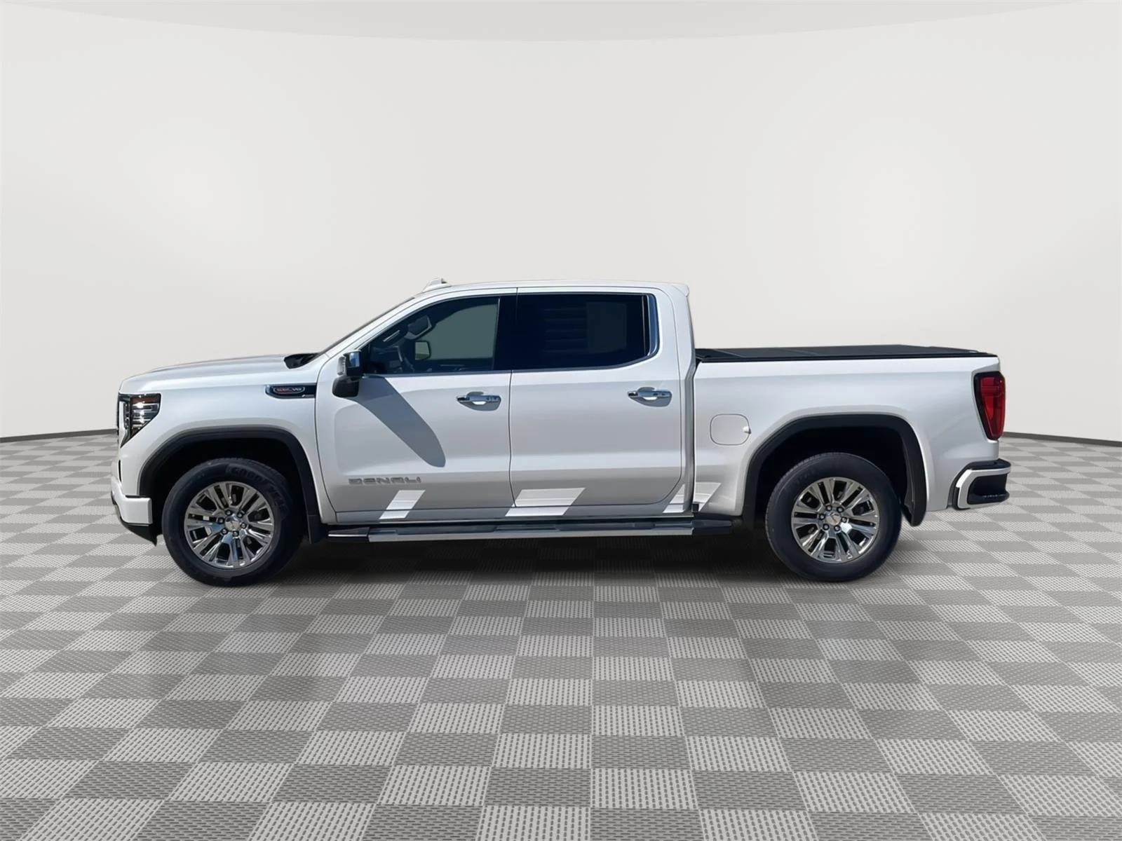 Used 2023 White Frost Tricoat GMC Denali image 6
