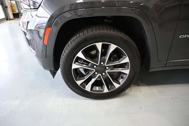 Used 2021  Jeep Overland image 34