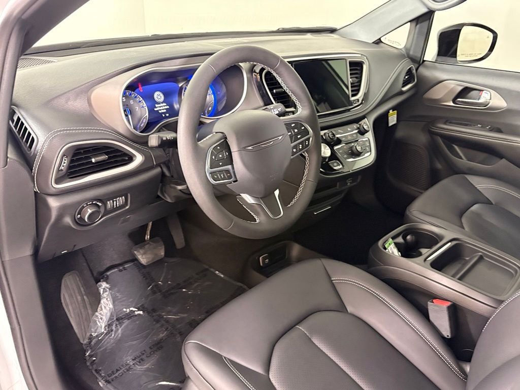 New 2027 Bright White Clear-Coat Paint Chrysler Select image 17
