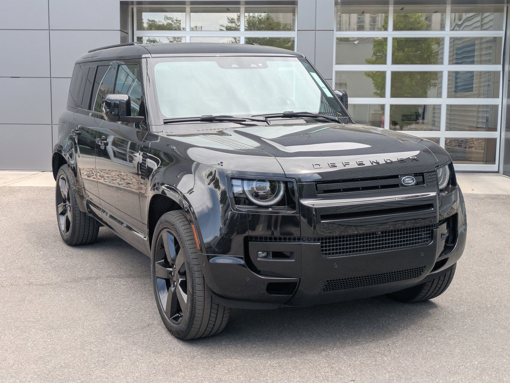New 2026 Santorini Black Land Rover P400 X-Dynamic SE image 3