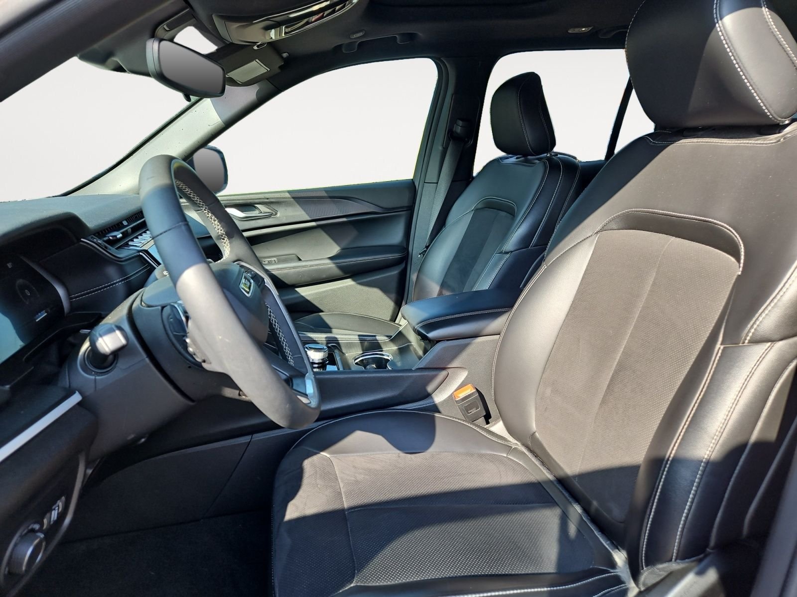 Used 2024 White Jeep Altitude image 9