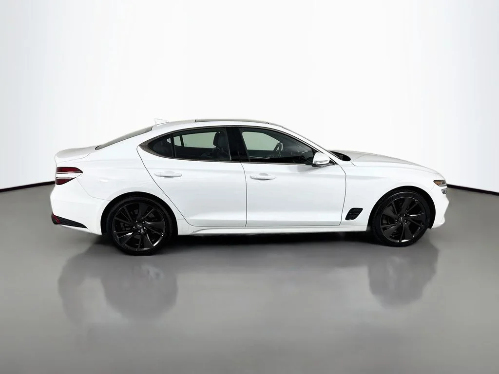 Used 2022 White Genesis 3.3T image 8