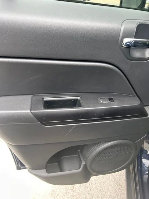 Used 2017 Blue Jeep Latitude image 9