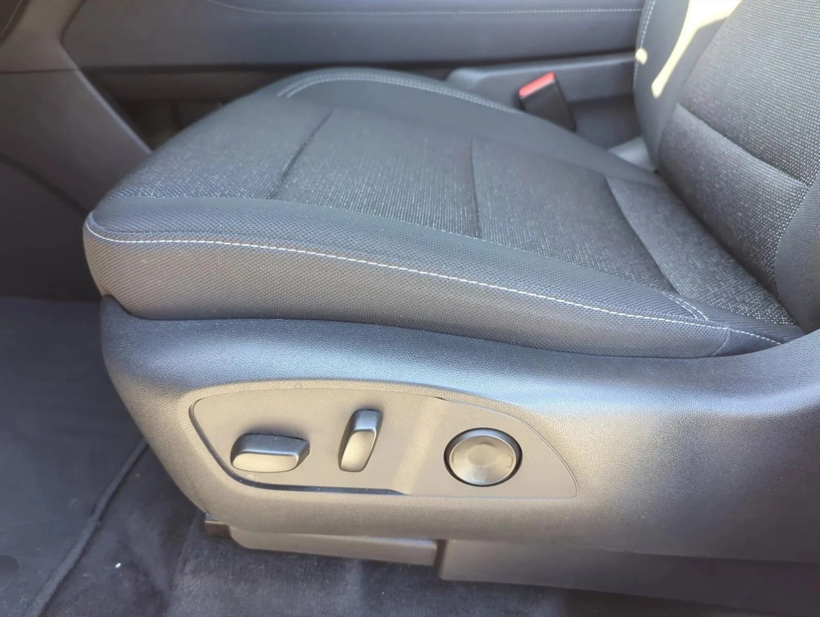 Used 2024 Summit White Chevrolet FWD LT image 10