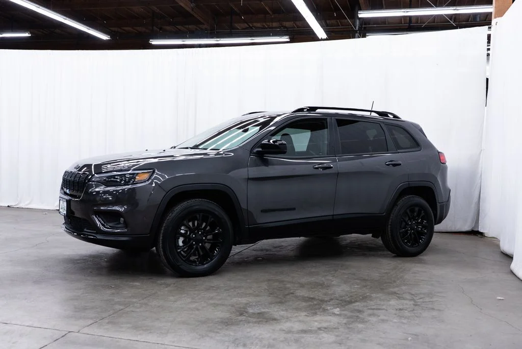 Used 2023 Gray Jeep Altitude image 3