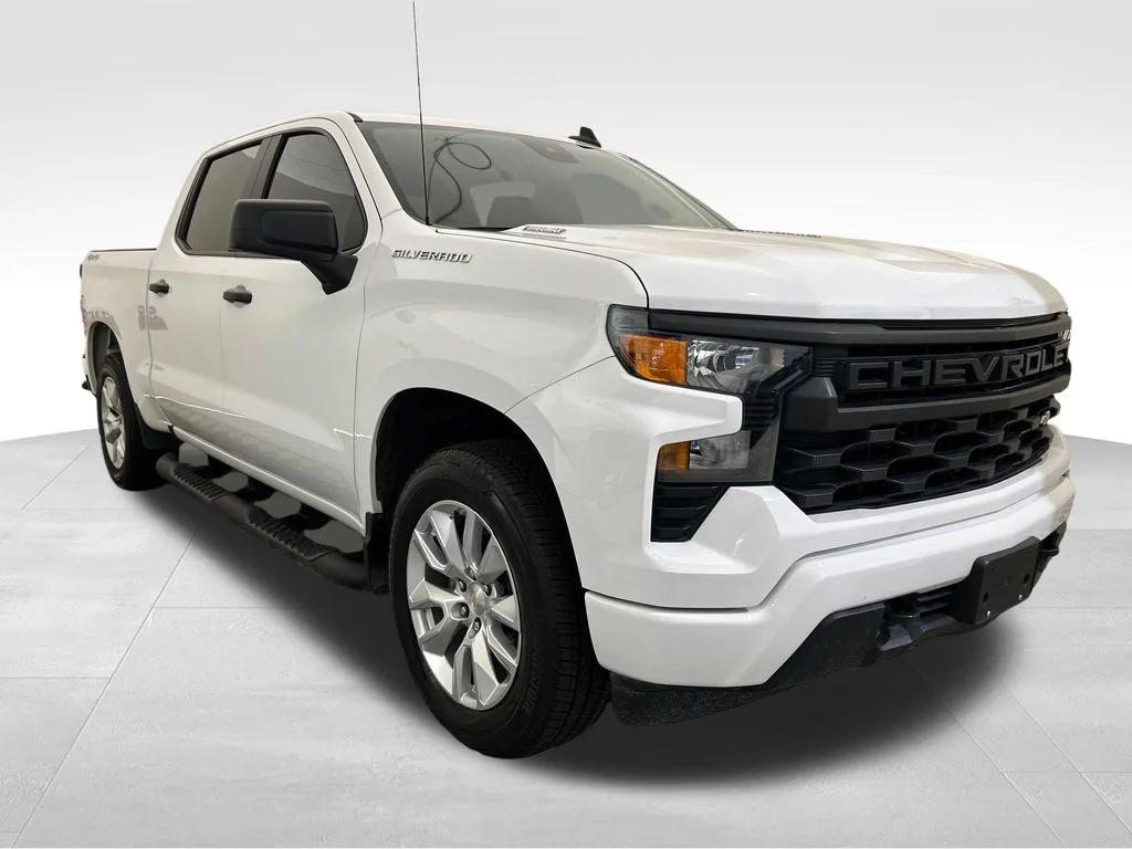 Used 2024 White Chevrolet Custom image 9