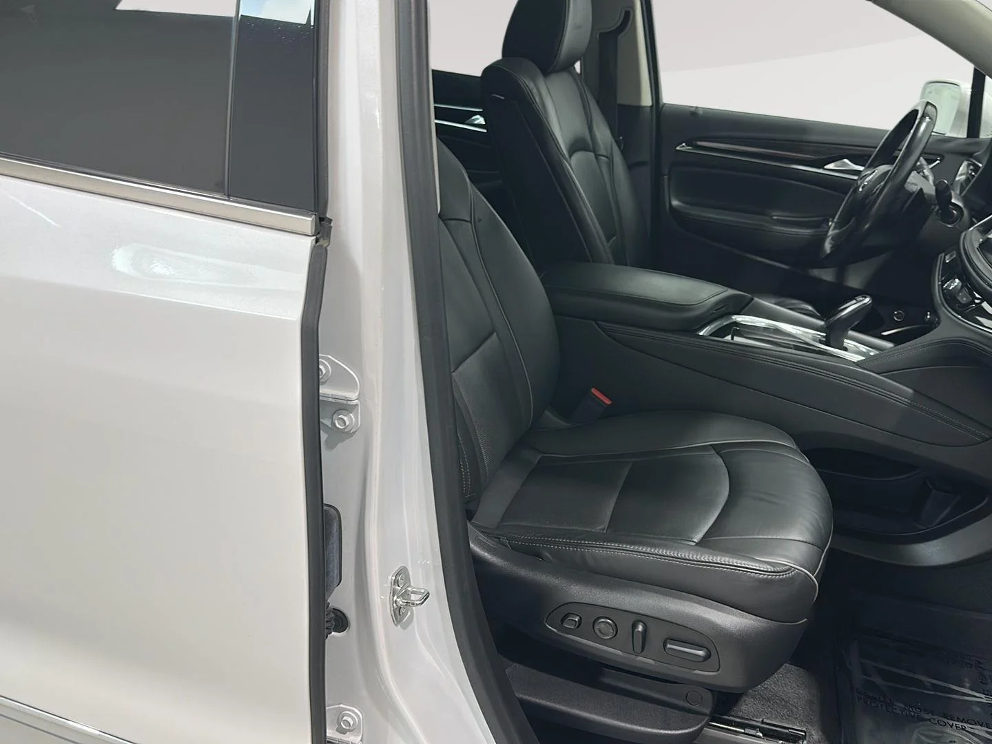Used 2020 WHITE FROST TRICOAT Buick Avenir image 23