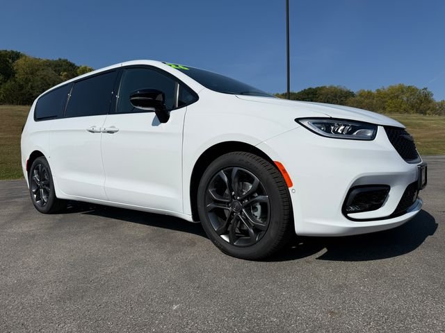 2026 Chrysler Pacifica photo 3